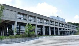 坂倉建築「旧上野市庁舎」泊まれる図書館に