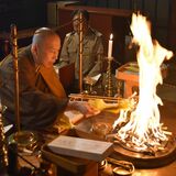 炎に諸願成就の祈り　日光・中禅寺立木観音　七夕短冊をお焚き上げ
