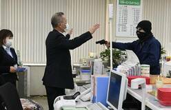 強盗対策強化で訓練