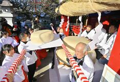 総重量700キロ　高根沢・安住神社で大鏡餅奉納