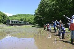 列車に手振り田植え体験