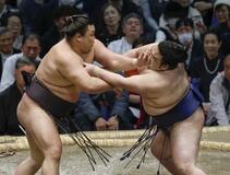 気迫の霧島、単独首位