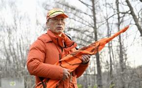 返還された猟銃を手にヒグマ調査