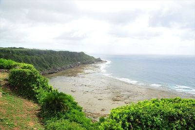 退造と島田が消息を絶った摩文仁の丘から見下ろした太平洋。海岸や断崖などでの目撃証言もあったが、２人の遺骨は今も見つかっていない＝６月２７日午前、沖縄県糸満市摩文仁