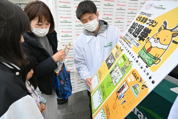 家事が楽になる理想の間取りアンケートに答える来場者＝23日午後、宇都宮市