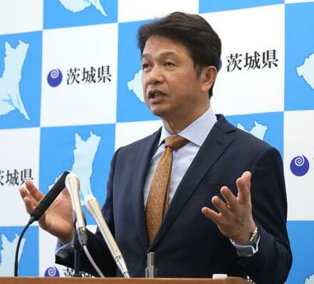 記者会見で発言する茨城県の大井川和彦知事=18日、県庁