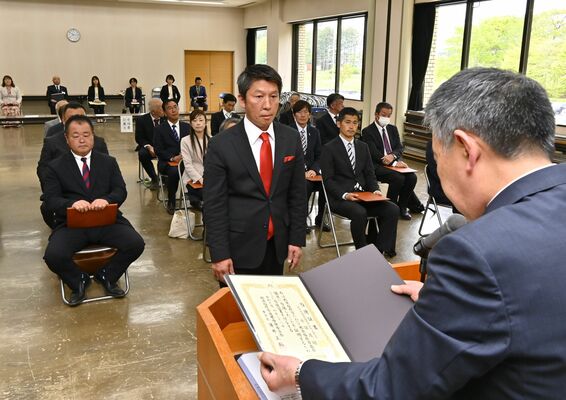 当選者らが出席した当選証書付与式