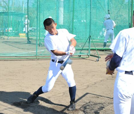 ティー打撃でフォームを確認する佐野日大の八ツ代敢大主将＝山梨県山梨市の日川高第二グラウンド