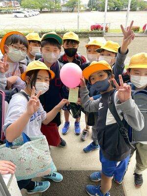 校庭で風船を手にする上高根沢小の児童たち（同校提供）