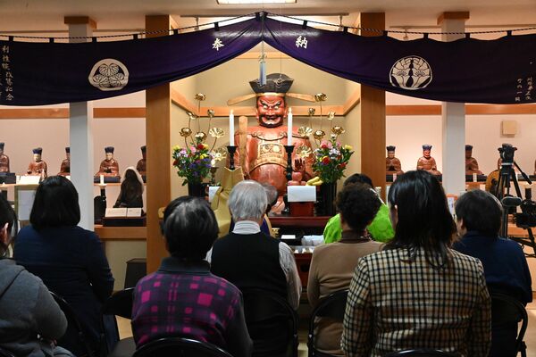 閻魔大王坐像を拝む参拝者