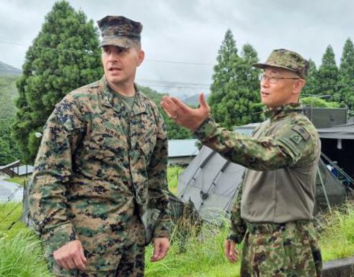 　日米の大規模実動訓練「レゾリュート・ドラゴン」に参加し、陸自幹部と歓談する米軍第１２海兵沿岸連隊のリチャード・ナイカーク司令官（左）＝２５日午後、大分県の陸自日出生台演習場