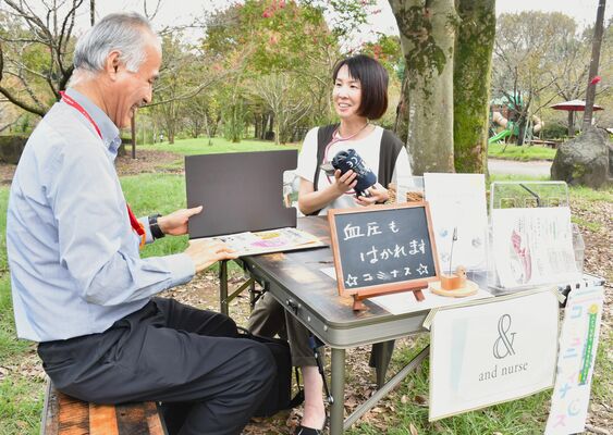 「まちの保健室」で、笑顔で地域住民と話すコミュニティナースの高山さん（右）＝９月下旬、下野市国分寺