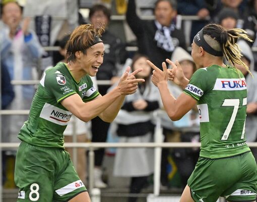 前半39分、先制ゴールを決めた栃木シティのＭＦ森（左）が仲間と歓喜する＝ＣＦＳ