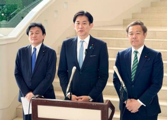 佐賀市で記者団の取材に応じる自民党の小林政調会長(中央)=24日午後
