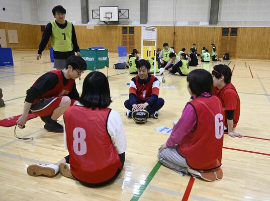 バスケットボールのプレー前に自己紹介する参加者たち