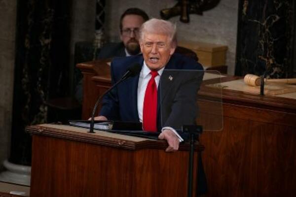 米上下両院合同会議で一般教書演説に立つトランプ大統領=24日、ワシントン(ゲッティ=共同)