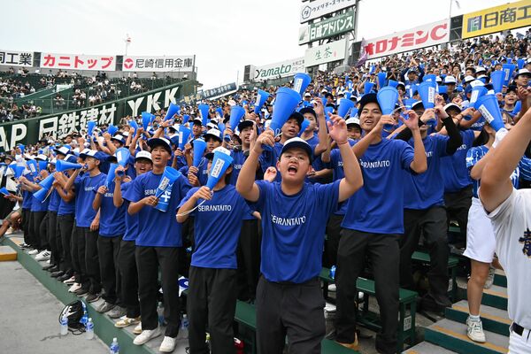 声をからして声援を送った一塁側アルプススタンドの応援団＝９日午後、阪神甲子園球場
