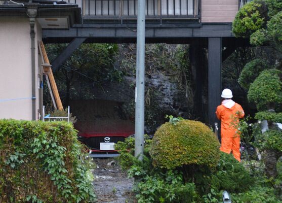 土砂が流れ込んだ住宅のカーポート。乗用車のタイヤ付近まで土砂で埋まった＝６日午後５時50分、那須烏山市上境（画像は一部加工しています）