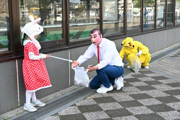 さまざまなコスプレでごみ拾いに励む会員ら