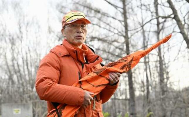 　ヒグマの生息調査に参加した北海道猟友会砂川支部長の池上治男さん＝１４日午前、北海道砂川市