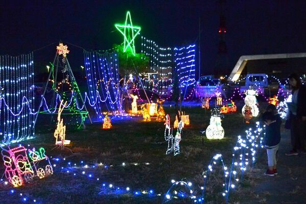 公園などを照らすイルミネーション