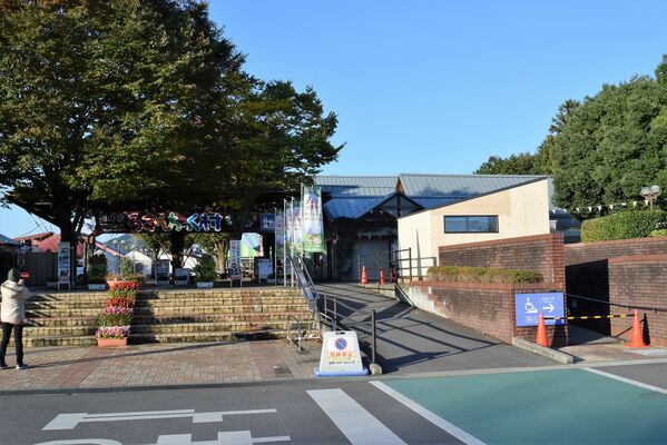 道の駅うつのみやろまんちっく村の入口右ににオープンする「スマートｄｅ愛ショップ」＝28日、宇都宮市