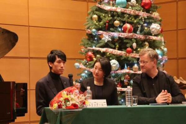 エリック・ルー(左)の記者会見=2025年12月10日、東京都目黒区