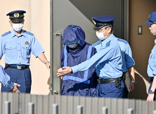 送検される容疑者（左から２人目）＝10日午前８時25分、鹿沼市上殿町