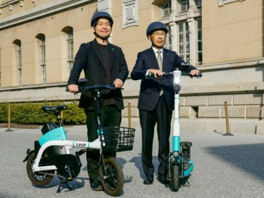 　Ｌｕｕｐと連携協定を結び、電動キックボードの試乗に臨む京都府の西脇隆俊知事（右）＝１９日午後、京都府庁