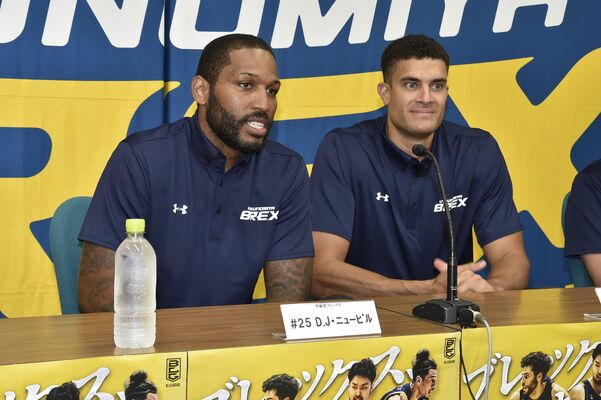 入団会見に臨むニュービル（左）とエドワーズ＝県庁
