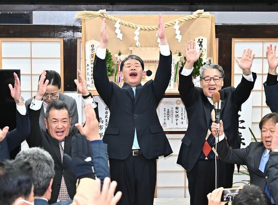 小選挙区での初当選を確実にし、万歳する五十嵐清氏（中央）＝８日午後８時20分、鹿沼市万町、増田康志朗撮影