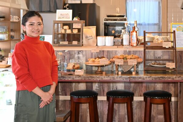 店内に立つ清水さん