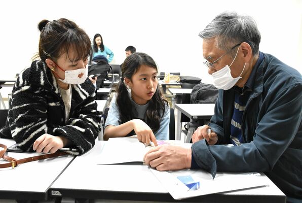 ボランティア（右）と一緒に日本語を学ぶ中国出身の親子＝４月中旬、宇都宮大峰キャンパス
