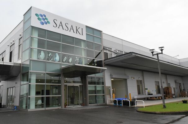初の自社ブランドのゴルフ製品を発売するササキ本社＝鹿沼市内