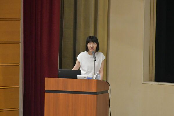 新規採用教員に講話する高瀬晶子さん＝10日午前、県総合教育センター