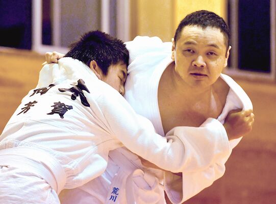 視覚に障害を抱えながら柔道に励む荒川さん