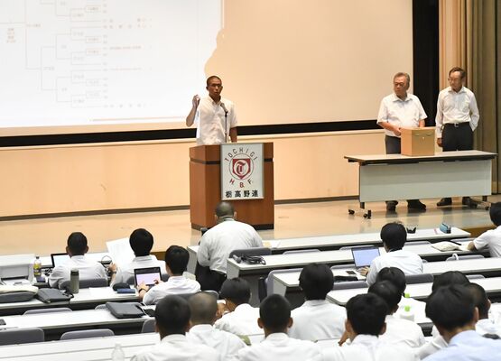 49チームの主将らが参加した秋季県高校野球大会の抽選会＝３日午後３時30分、宇都宮市の県総合教育センター