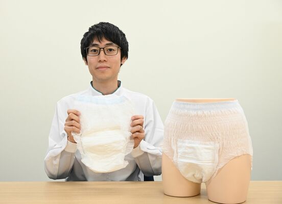 「リリーフ 上げ下げらくらく うす型パンツ」を手にする研究員の伊藤さん=市貝町