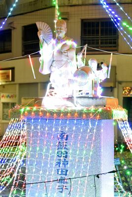 夜間はイルミネーションで彩られる像