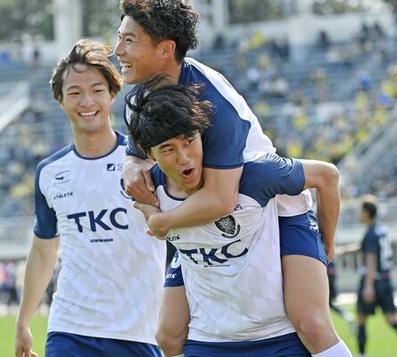 前半９分、先制ゴールを決めて仲間と喜ぶ栃木ＳＣのＦＷ西野（中央下）＝前橋市の正田醤油スタジアム群馬、広瀬華撮影