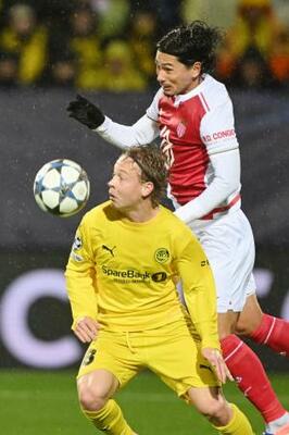 ボデグリムト戦の前半、競り合うモナコの南野(右)=ボードー(共同)