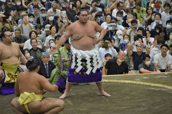 土俵入りする横綱照ノ富士