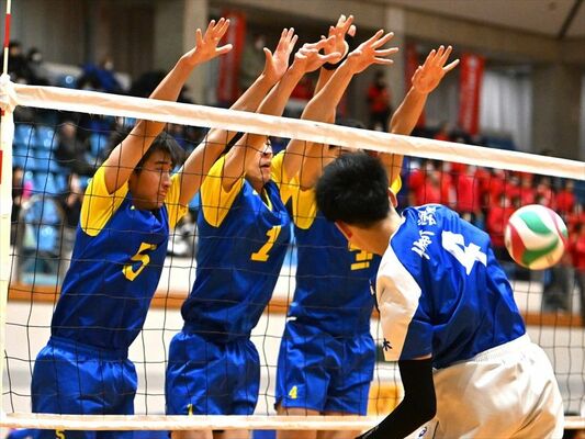 男子決勝、足大付の佐藤、野口、川田（左から）がブロックに跳び得点を奪う＝県南体育館