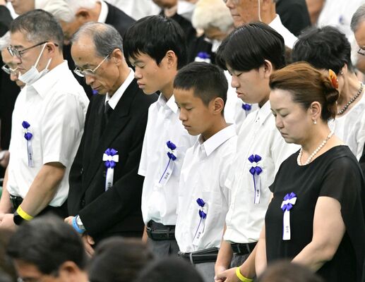 黙祷する本県遺族。最年少の根本利樹さん（右から３人目）と青木大和さん（同４人目）＝15日正午、東京・日本武道館、磯真奈美撮影