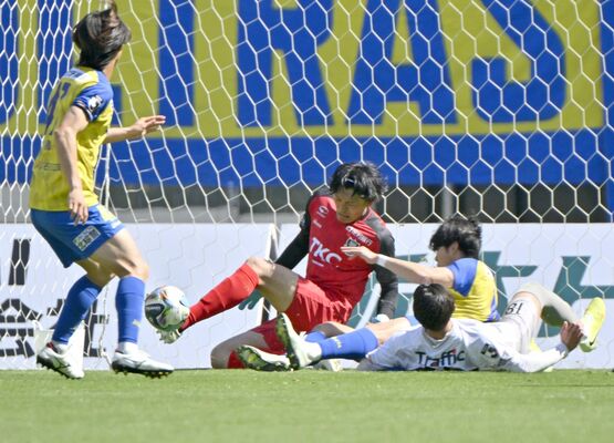 前半20分、栃木ＳＣのＧＫ桜庭（中央）が足で好セーブする＝カンセキスタジアムとちぎ、森田大地撮影