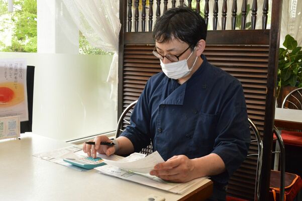 食材の高騰に頭を悩ませる入江さん。卵の値上がりについて「今までにない上がり方」と話す＝14日午後、宇都宮市山本３丁目