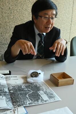 宇都宮空襲の被災状況などを説明する上野さん＝６月上旬、栃木県立博物館
