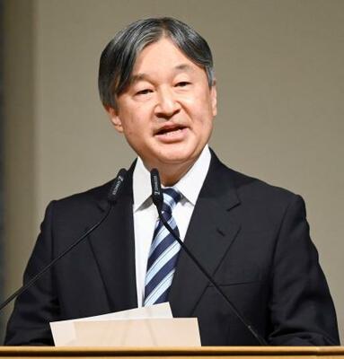 　「２０２５年フォトニクス・電磁波工学研究に関するシンポジウム」の開会式でお言葉を述べられる天皇陛下＝６日午後、千葉市の幕張メッセ（代表撮影）