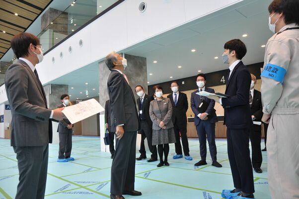 新病院を視察する福田知事（中央）