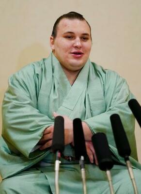 初場所で2場所連続2度目の優勝を果たし、記者会見する大関安青錦=26日、東京都江東区
